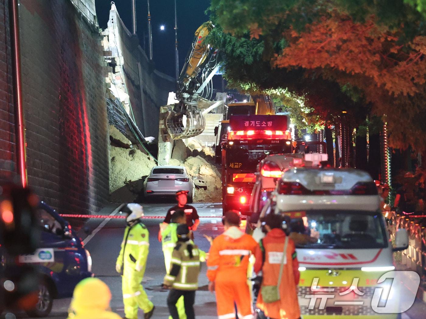 본문 이미지 - 16일 오후 경기 오산시 가장교차로 고가도로 옹벽이 무너져 소방관들이 매몰된 차량구조작업을 하고 있다. 2025.7.16/뉴스1 ⓒ News1 김영운 기자