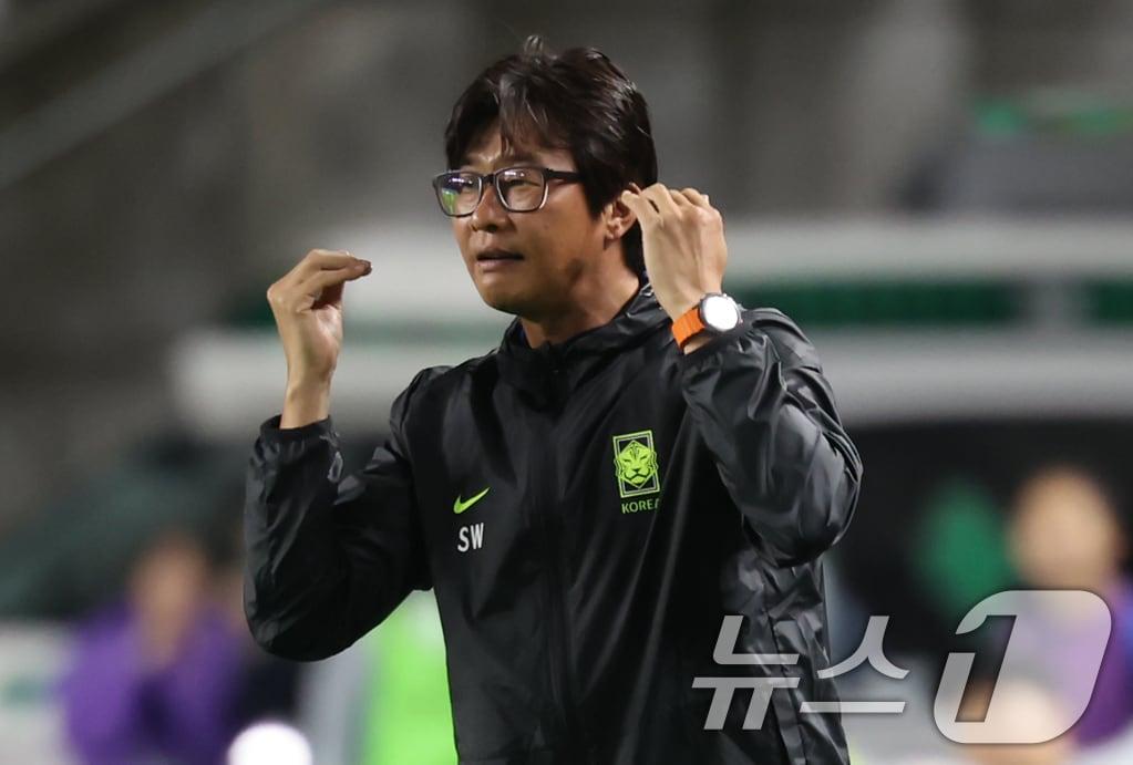 본문 이미지 - 16일 오후 경기 수원시 팔달구 수원월드컵경기장에서 열린 2025 동아시아축구연맹&#40;EAFF&#41; E-1 챔피언십 여자부 대한민국과 대만의 경기, 후반전 대한민국 장슬기가 팀 두번째 골을 넣자 신상우 감독이 기뻐하고 있다. 2025.7.16/뉴스1 ⓒ News1 장수영 기자