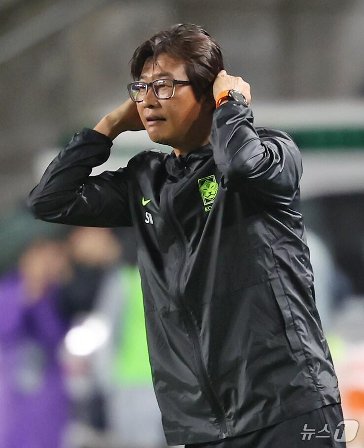 본문 이미지 - 16일 오후 경기 수원시 팔달구 수원월드컵경기장에서 열린 2025 동아시아축구연맹(EAFF) E-1 챔피언십 여자부 대한민국과 대만의 경기, 후반전 대한민국 장슬기가 팀 두번째 골을 넣자 신상우 감독이 기뻐하고 있다. 2025.7.16/뉴스1 ⓒ News1 장수영 기자