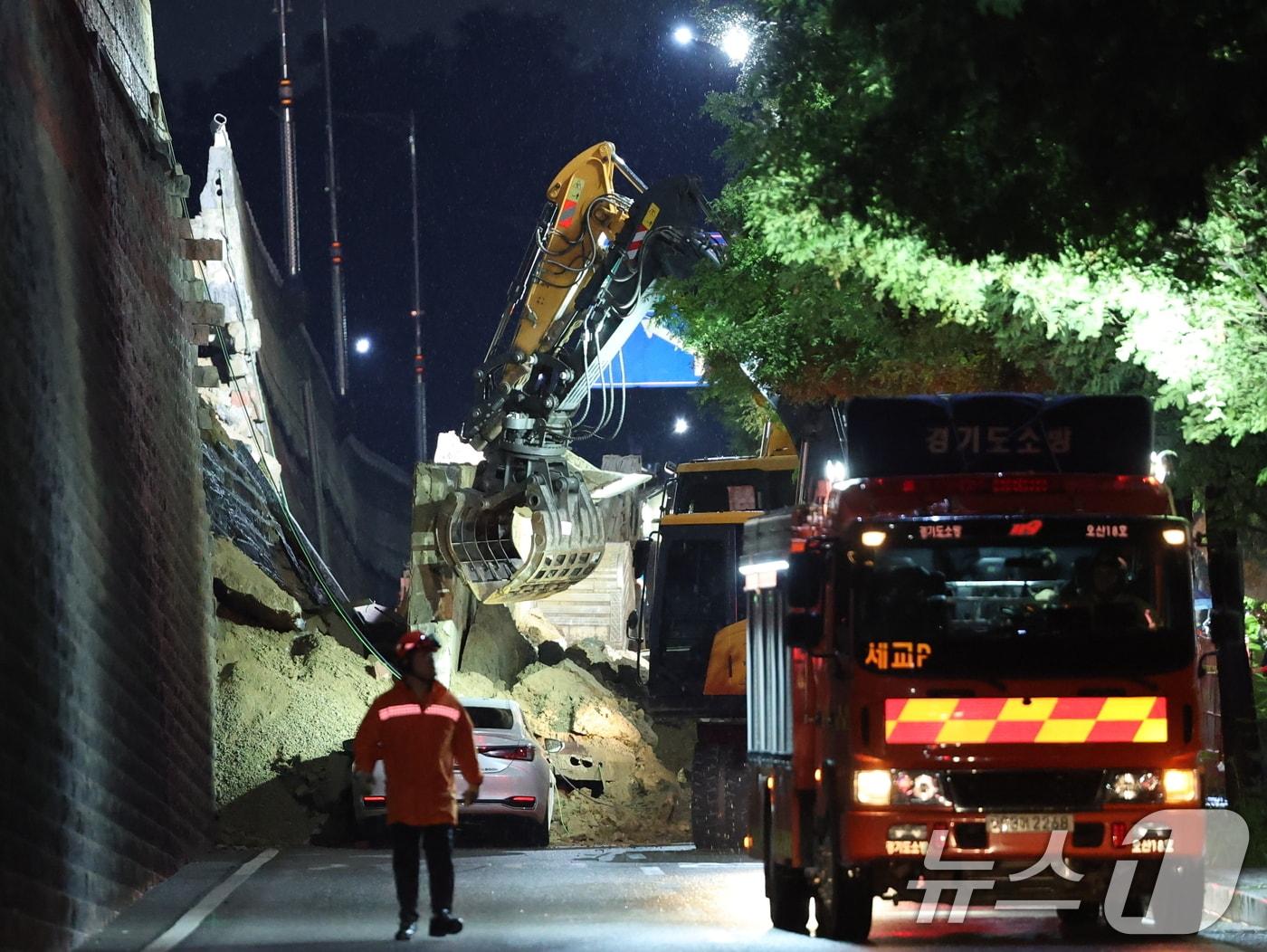 본문 이미지 - 16일 오후 경기 오산시 가장교차로 고가도로 옹벽이 무너져 소방관들이 매몰된 차량구조작업을 하고 있다. 2025.7.16/뉴스1 ⓒ News1 김영운 기자