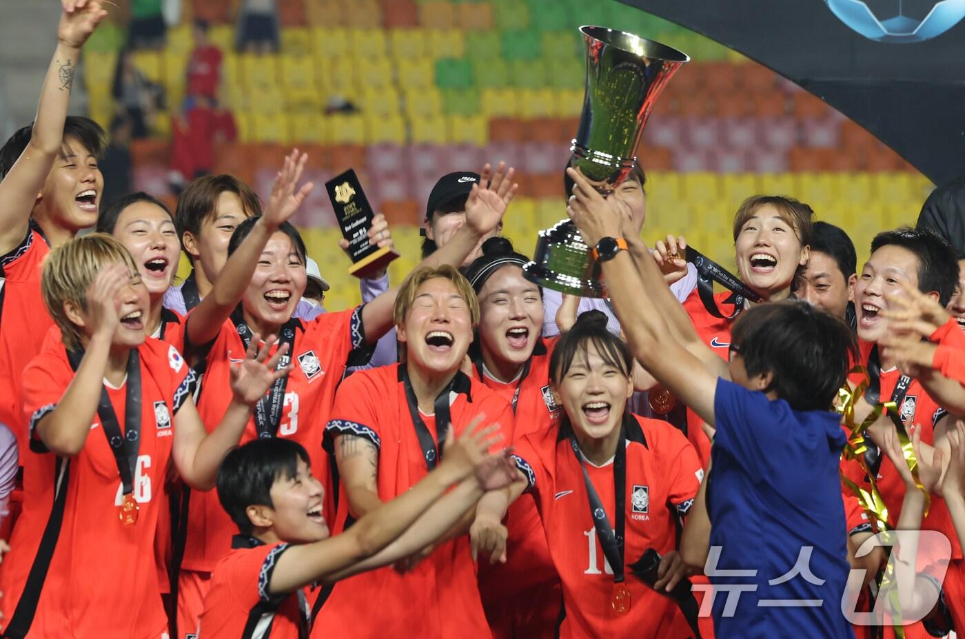 16일 오후 경기 수원시 팔달구 수원월드컵경기장에서 열린 2025 동아시아축구연맹&#40;EAFF&#41; E-1 챔피언십 여자부 대회에서 우승한 대한민국 여자 축구 대표팀 선수들이 트로피를 들고 기뻐하고 있다. 2025.7.16/뉴스1 ⓒ News1 장수영 기자