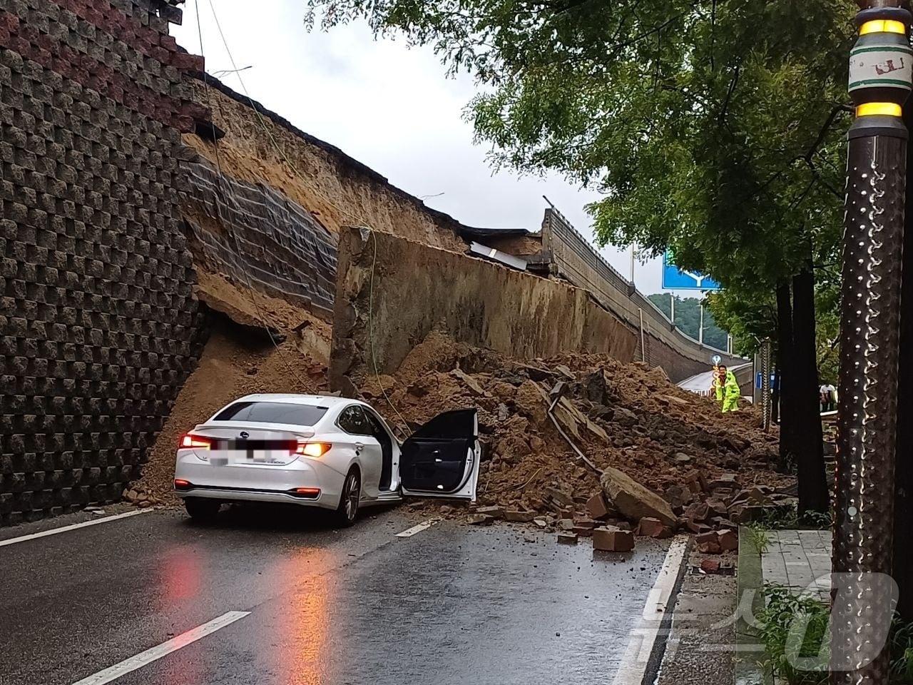 본문 이미지 - 16일 오후 경기 오산시 가장교차로 고가도로 옹벽이 무너져 소방관들이 매몰된 차량 구조작업을 하고 있다. &#40;경기도소방재난본부 제공. 재판매 및 DB 금지&#41; 2025.7.16/뉴스1 ⓒ News1 김기현 기자