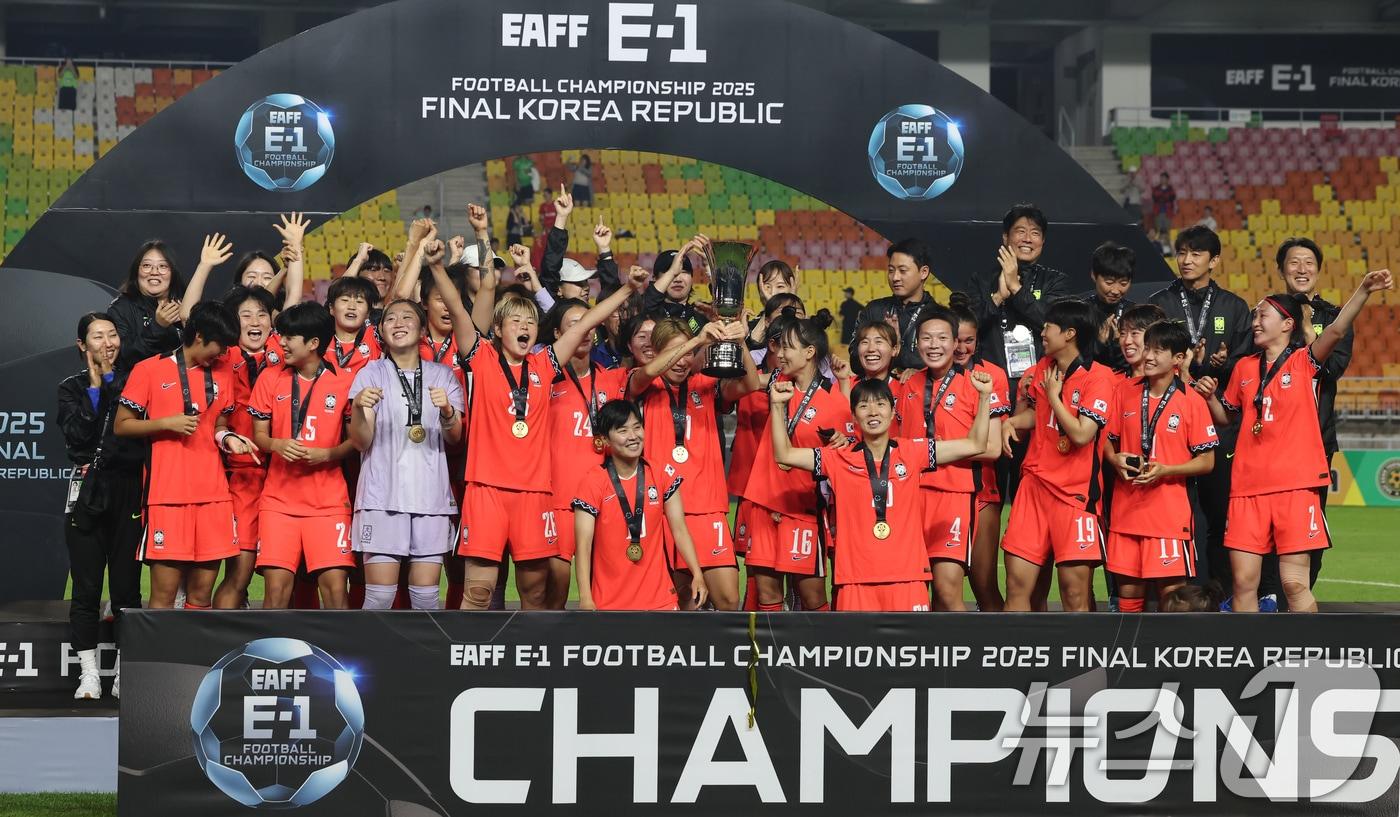 16일 오후 경기 수원시 팔달구 수원월드컵경기장에서 열린 2025 동아시아축구연맹&#40;EAFF&#41; E-1 챔피언십 여자부 대회에서 우승한 대한민국 여자 축구 대표팀 선수들이 트로피를 들고 기뻐하고 있다. 2025.7.16/뉴스1 ⓒ News1 장수영 기자
