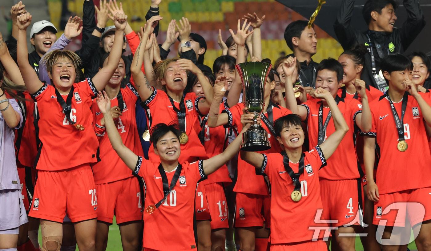 16일 오후 경기 수원시 팔달구 수원월드컵경기장에서 열린 2025 동아시아축구연맹&#40;EAFF&#41; E-1 챔피언십 여자부 대회에서 우승한 대한민국 여자 축구 대표팀 선수들이 트로피를 들고 기뻐하고 있다. 2025.7.16/뉴스1 ⓒ News1 장수영 기자
