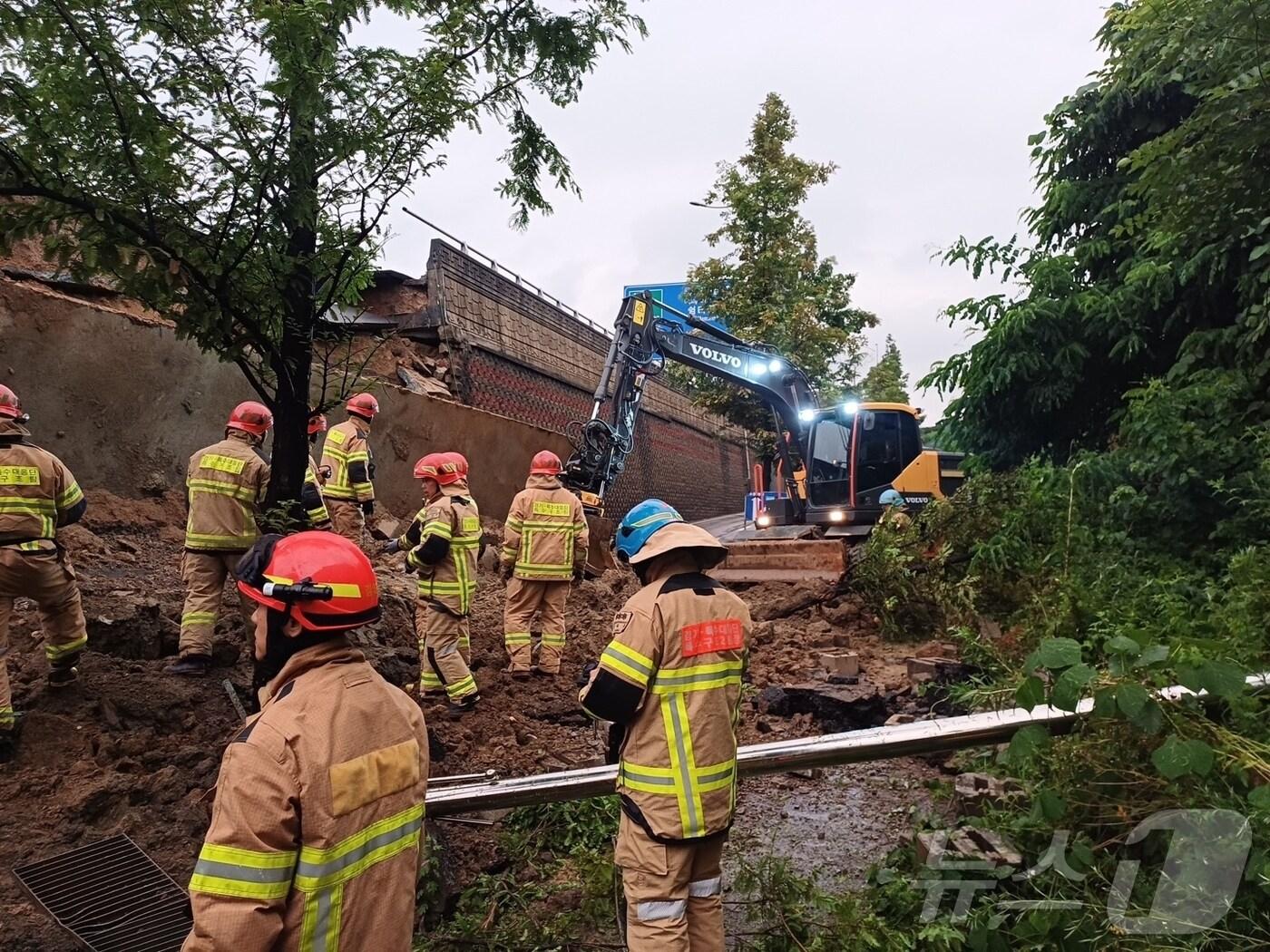 본문 이미지 - 16일 오후 경기 오산시 가장교차로 고가도로 옹벽이 무너져 소방관들이 매몰된 차량 구조작업을 하고 있다. (경기도소방재난본부 제공. 재판매 및 DB 금지) 2025.7.16/뉴스1 ⓒ News1 김기현 기자
