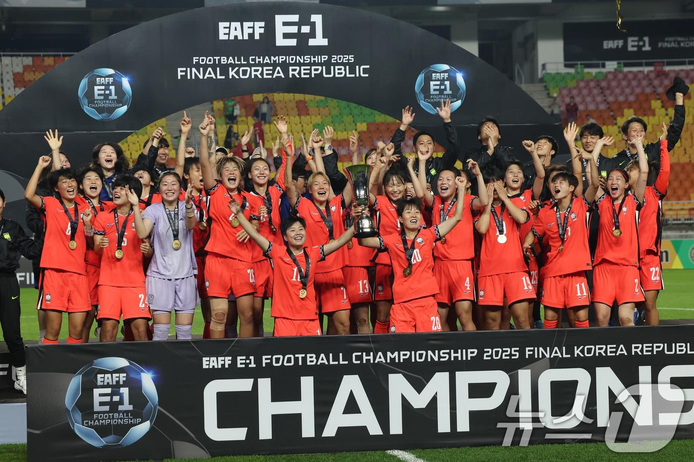 16일 오후 경기 수원시 팔달구 수원월드컵경기장에서 열린 2025 동아시아축구연맹&#40;EAFF&#41; E-1 챔피언십 여자부 대회에서 우승한 대한민국 여자 축구 대표팀 선수들이 트로피를 들고 기뻐하고 있다. 2025.7.16/뉴스1 ⓒ News1 장수영 기자