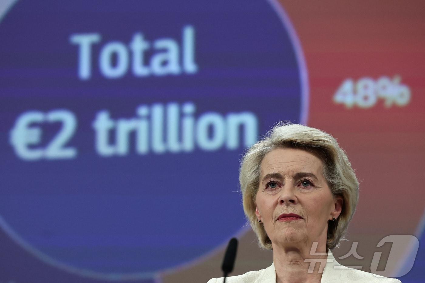 16일&#40;현지시간&#41; 우르줄라 폰데어라이엔 유럽연합&#40;EU&#41; 집행위원장이 벨기에 브뤼셀에서 열린 2028~2034년 EU &#39;다년간 지출예산&#40;MFF&#41;&#39; 초안 발표 기자회견에 참석한 모습. 2025.07.16. ⓒ 로이터=뉴스1 ⓒ News1 윤다정 기자