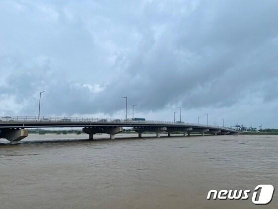본문 이미지 - 금강홍수통제소는 17일 오전 3시10분을 기해 충남 당진 역천 채운교 지점에 내려진 홍수주의보를 홍수경보로 상향한다고 밝혔다. (사진은 기사와 관계없음) / 뉴스1 DB 