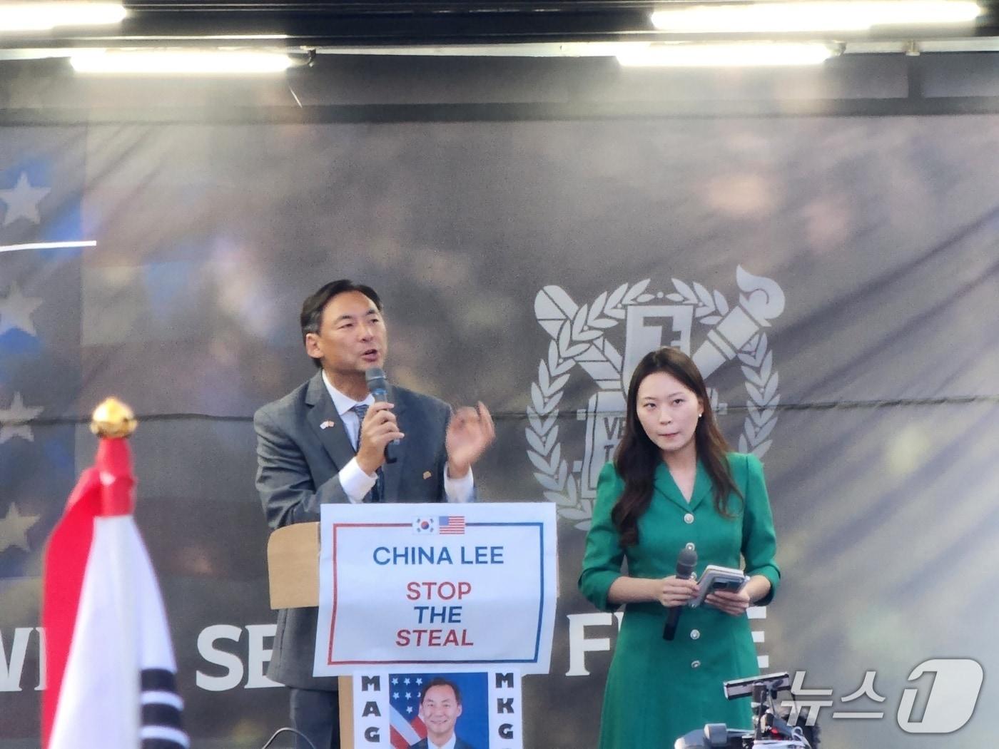 본문 이미지 - 15일 모스 탄 미국 리버티대 교수&#40;좌&#41;가 서울대 정문 앞에서 강연을 하고 있다. 주최측은 트루스포럼은 서울대 내 호암회관에서 강연을 주최하려다 서울대 측의 불허로 교정 밖에서 행사를 진행했다.ⓒ 뉴스1 권진영 기자