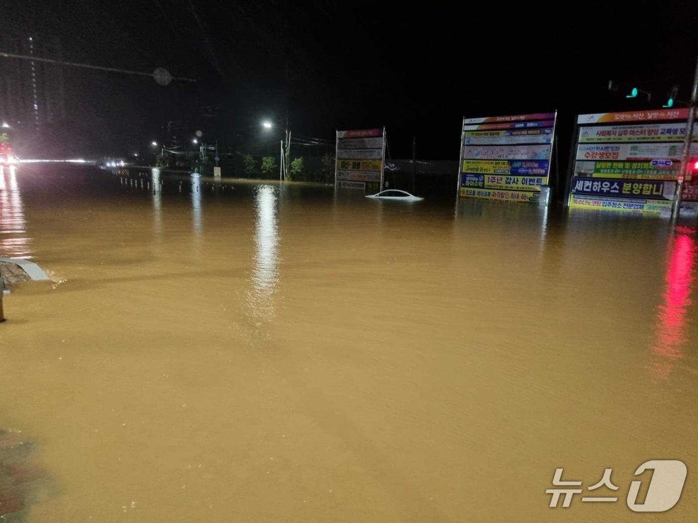 본문 이미지 - 서산 성연면 오사3거리 한 아파트 단지 앞 침수 현장. (독자제공, 재판매 및 DB금지) / 뉴스1