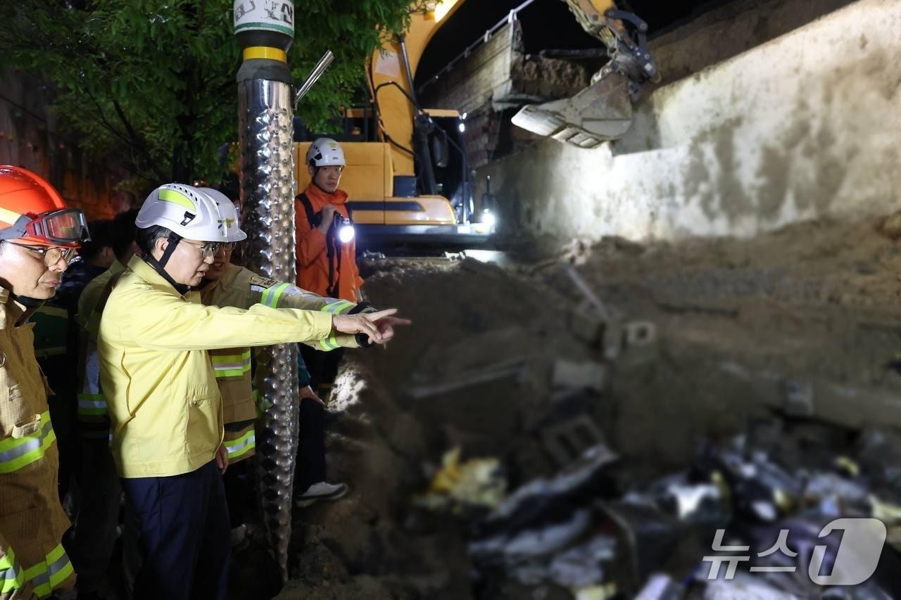 본문 이미지 - 16일 오산 고가도로 옹벽 붕괴 사고 현장을 찾은 김동연 경기도지사.(경기도 제공. 재판매 및 DB금지)