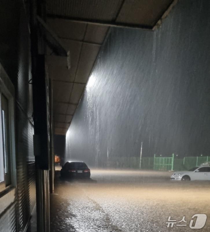 본문 이미지 - 17일 침수 피해가 발생한 서산 지역 현장. (독자제공, 재판매 및 DB금지) / 뉴스1