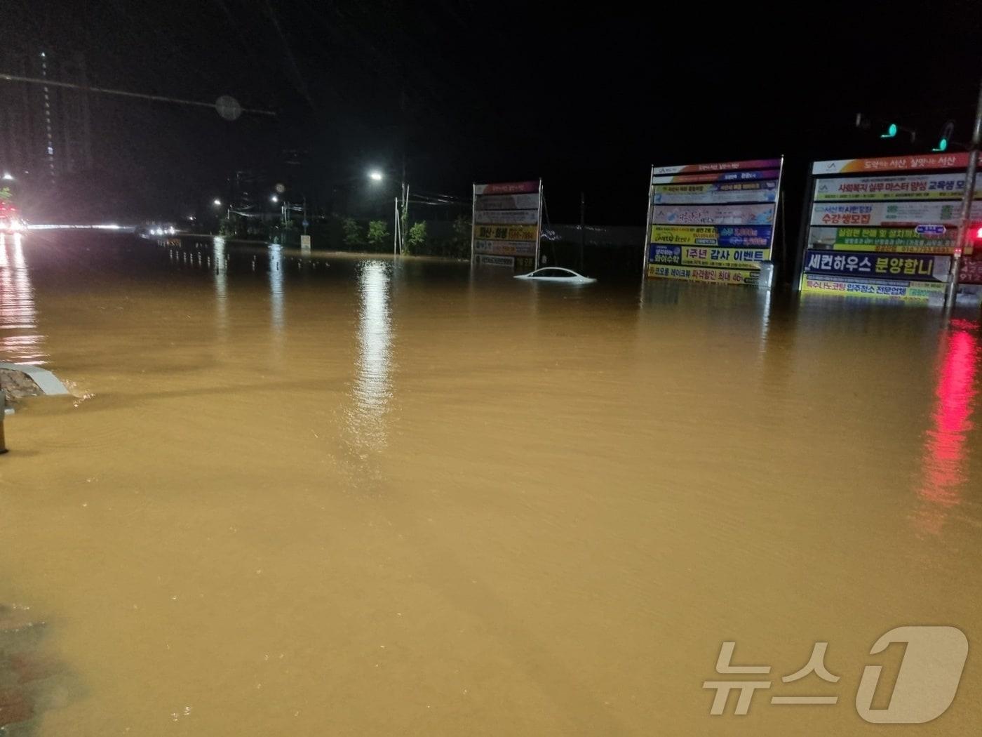 본문 이미지 - 폭우가 쏟아진 17일 충남 서산 성연면 오사3거리의 헌 도로가 물에 잠겨 있다. &#40;독자제공. 재판매 및 DB금지&#41; 2025.7.17/뉴스1