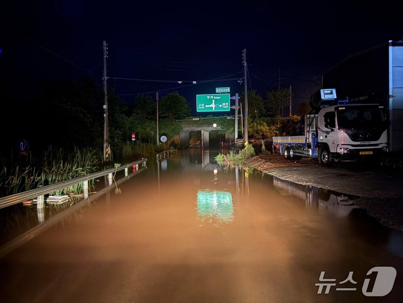 본문 이미지 - 안면도 승언리 교차로 도로 침수 모습 (태안군 제공. 재판매 및 DB금지)2025.7.17/뉴스1