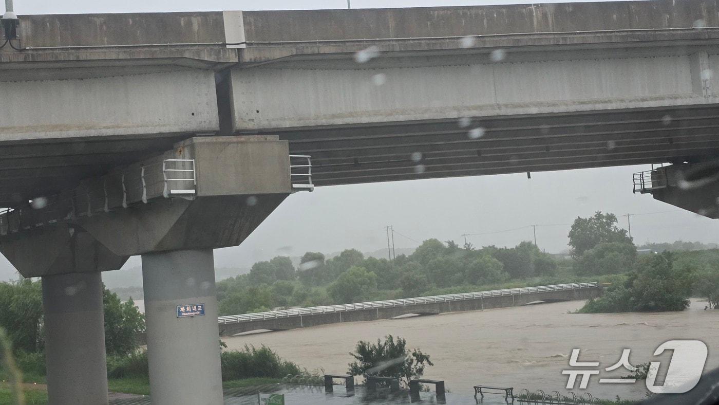  17일 오전 청주시 흥덕구 무심서로에서 바라본 까치내교 아래 보행교. / 뉴스1