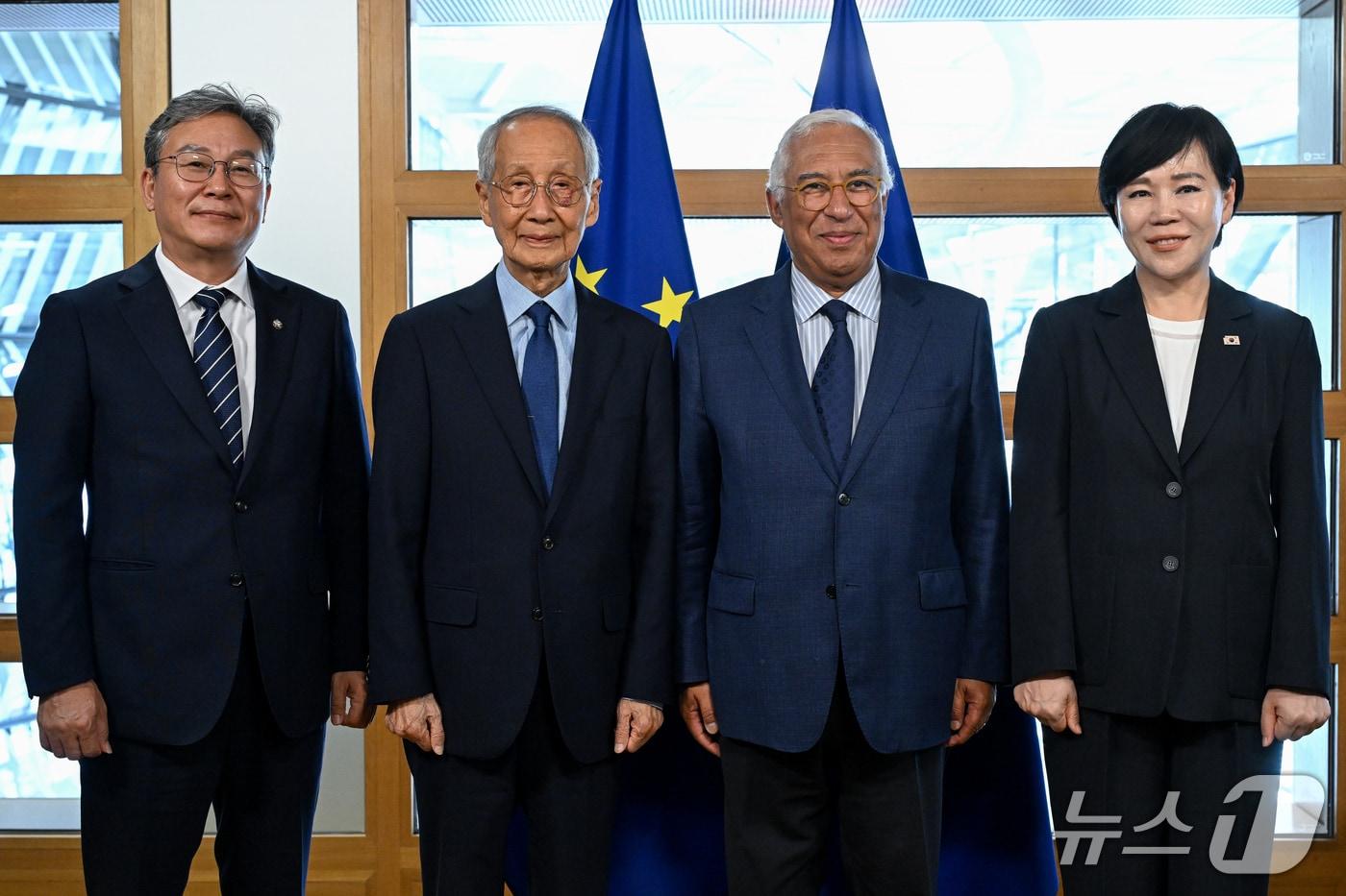 대통령의 유럽연합&#40;EU&#41; 특사단을 맡은 윤여준 전 환경부 장관이 15일&#40;현지시간&#41; 안토니우 코스타 EU 정상회의 상임의장과 면담했다. 2025.07.17. &#40;외교부 제공&#41;