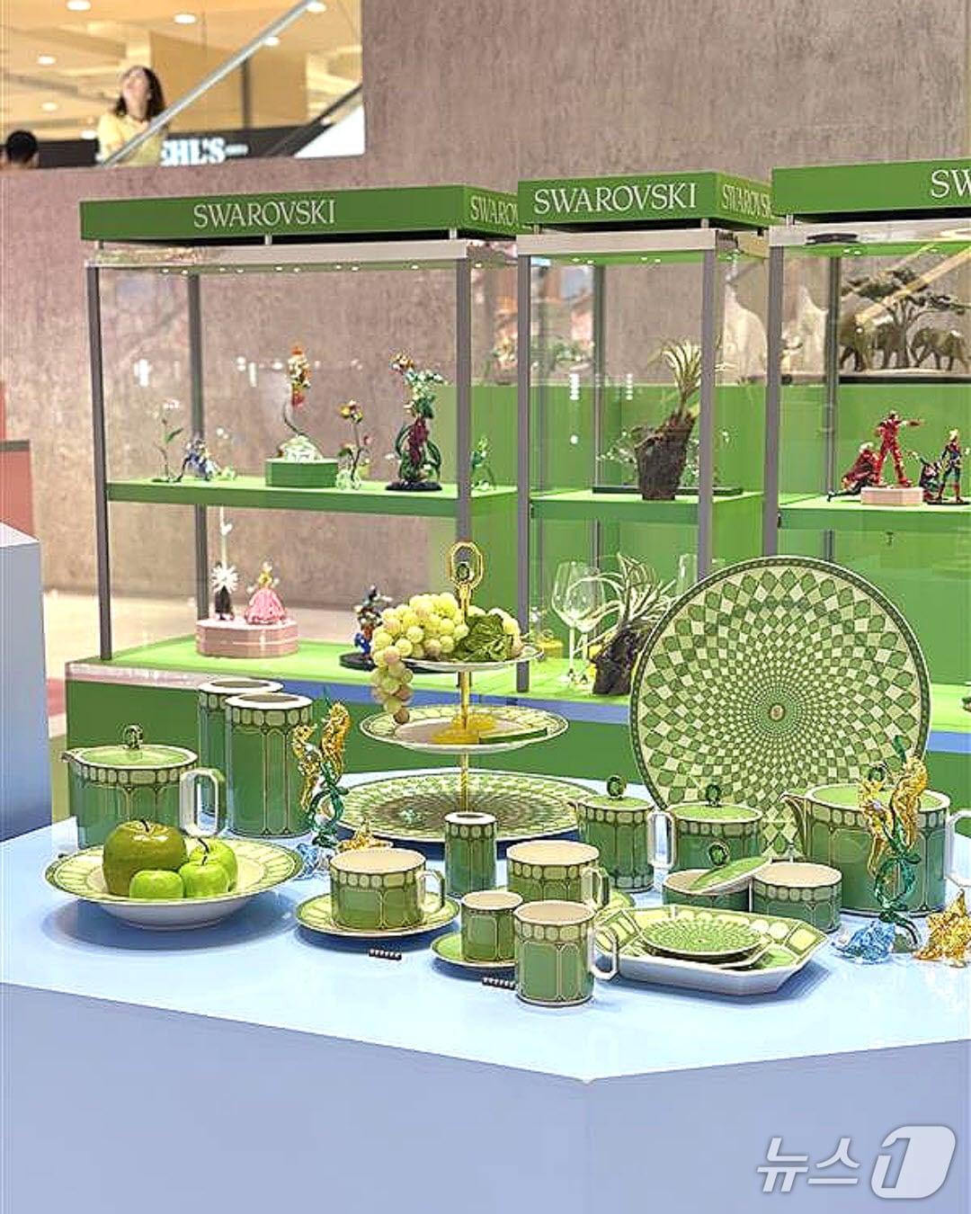 본문 이미지 - 더현대 대구는 이달 31일까지 1층 스퀘어에서 &#39;스와로브스키 원더컬러&#39; 팝업스토어를 운영한다. 사진은 스와로브스키 원더컬러 팝업스토어 전경.&#40;더현대 대구 전경. 재판매 및 DB 금지&#41;