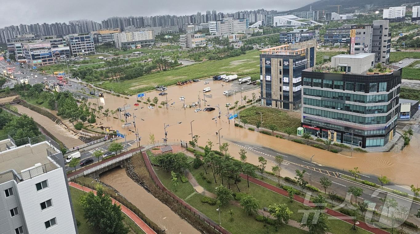 본문 이미지 - 폭우가 내리고 있는 17일 오전 현재 충남 예산군 내포 일대 도로가 침수돼 있다. &#40;독자제공. 재판매 및 DB금지&#41;2025.7.17/뉴스1 ⓒ News1 이동원 기자