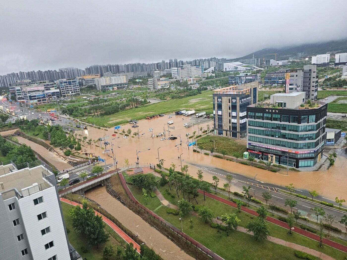 본문 이미지 - 충남 예산 삽교읍 내포신도시 폭우 피해 현장. (독자제공, 재판매 및 DB금지) / 뉴스1 