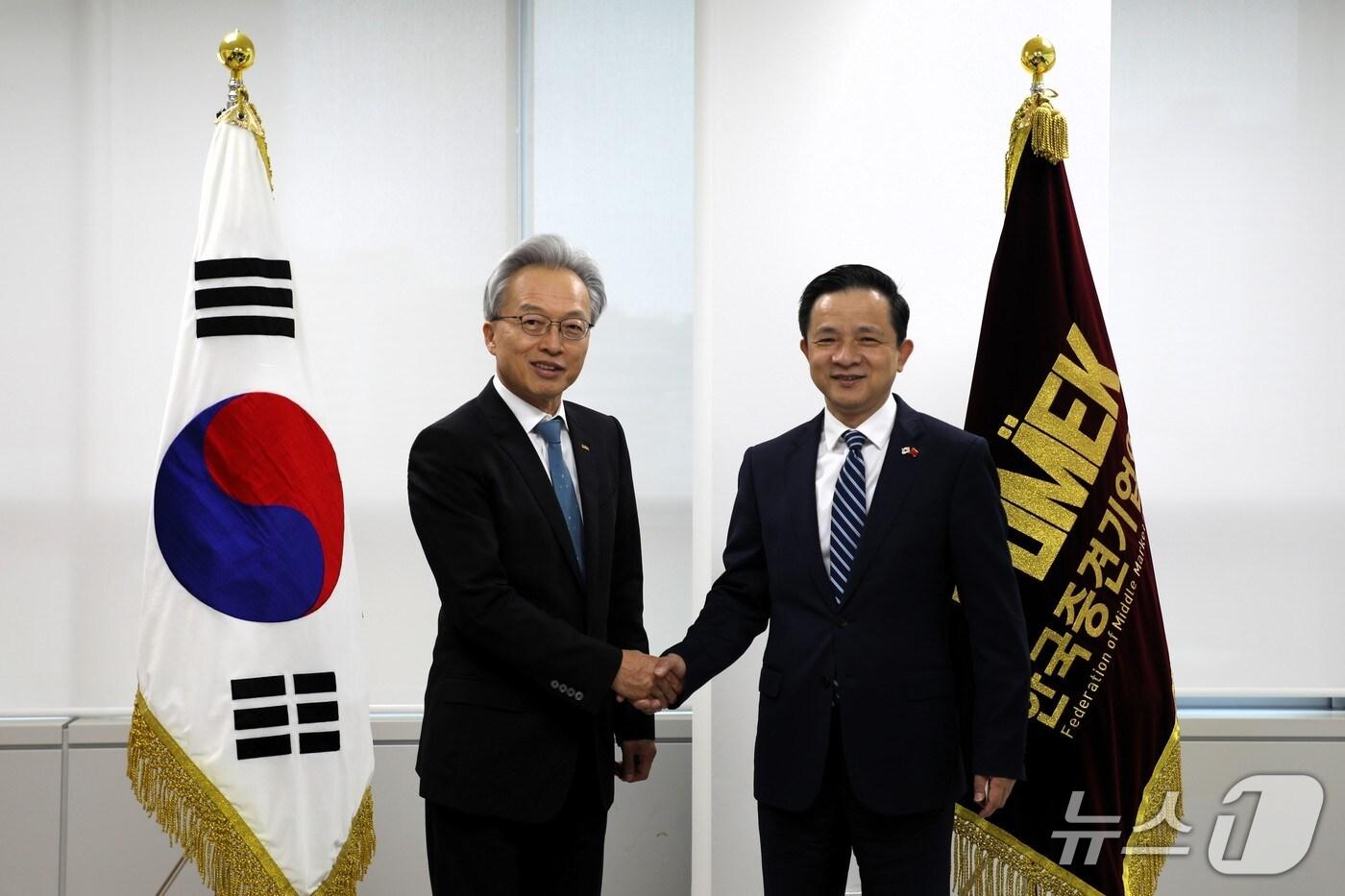 기념 촬영 하는 최진식 한국중견기업연합회 회장&#40;왼쪽&#41;과 다이빙 주한중국대사 &#40;중견련 제공&#41;