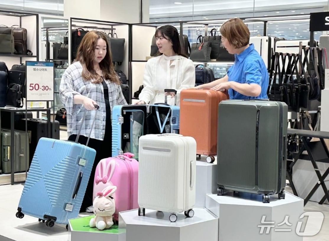 본문 이미지 - 롯데아울렛 대구 율하점은 개점 15주년을 맞아 이달 18~24일 '바캉스 특집전'을 진행한다. 사진은 율하점 2층 쌤소나이트 매장에서 직원들이 다양한 여행용 가방을 살펴보는 모습.(롯데백화점 제공. 재판매 및 DB 금지)