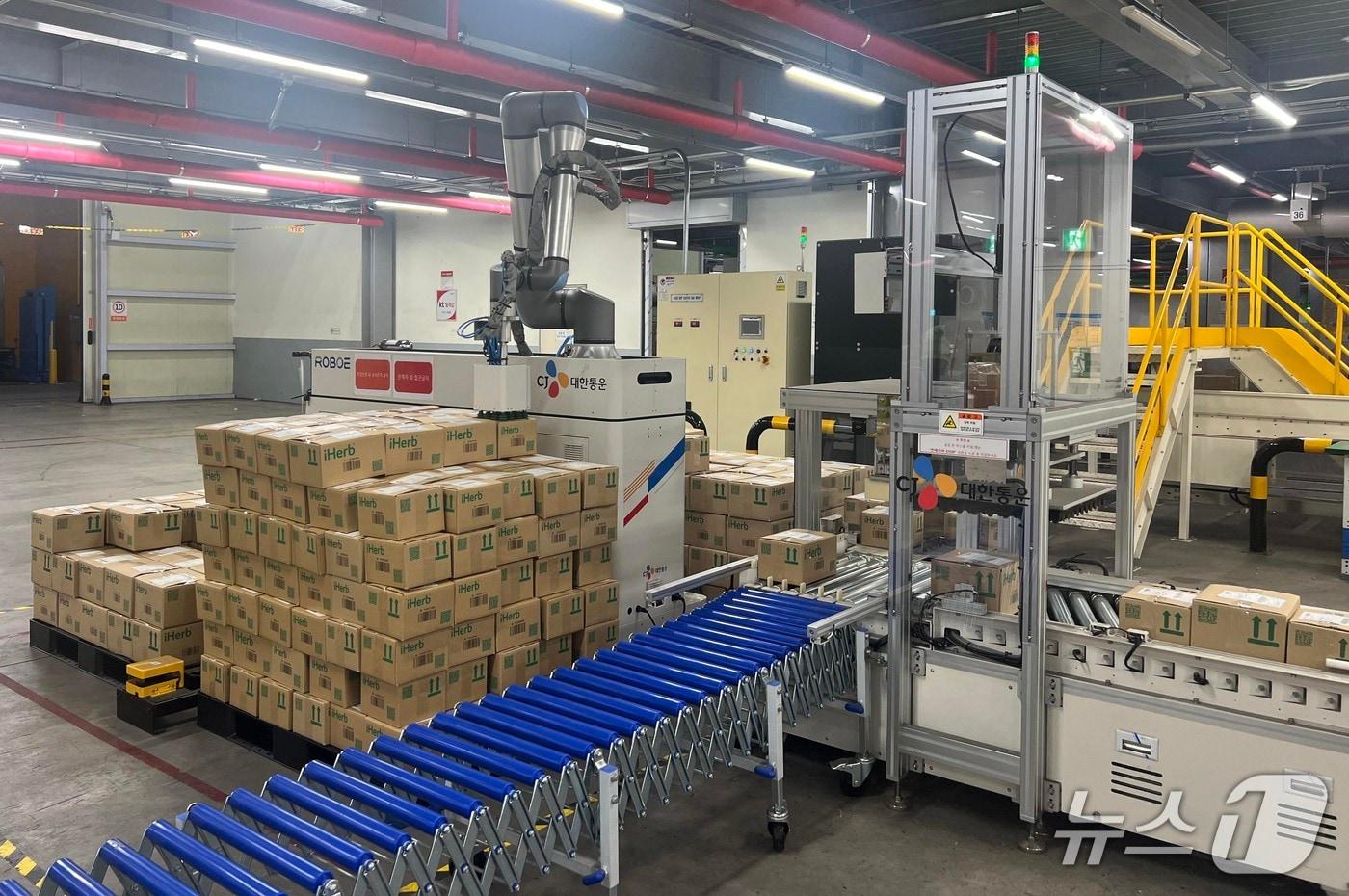 CJ대한통운의 이동형 로봇 팔레타이저 (CJ대한통운 제공)