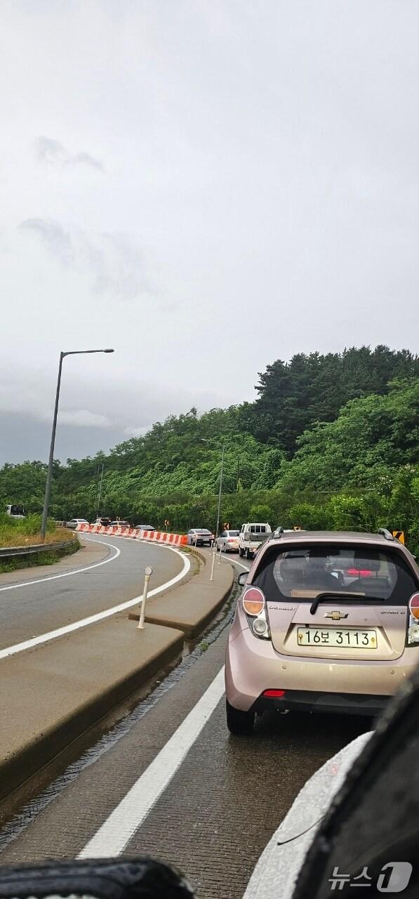 본문 이미지 - 서울방향 구간 통제로 해미IC에서 서해안고속도로 합류지점이 1시간 가량 정체 중이다.(독자 제공. 재판매 및 DB금지)2025.7.17/뉴스1