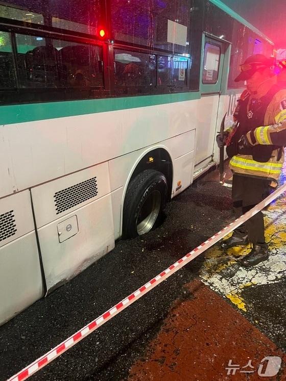 본문 이미지 - 16일 오후 8시께 경기 구리시 인창동에서 포트홀이 발생해 운행 중이던 시내버스 바퀴가 빠지는 사고가 났다.(경기도북부소방재난본부 제공. 재판매 및 DB 금지)/뉴스1