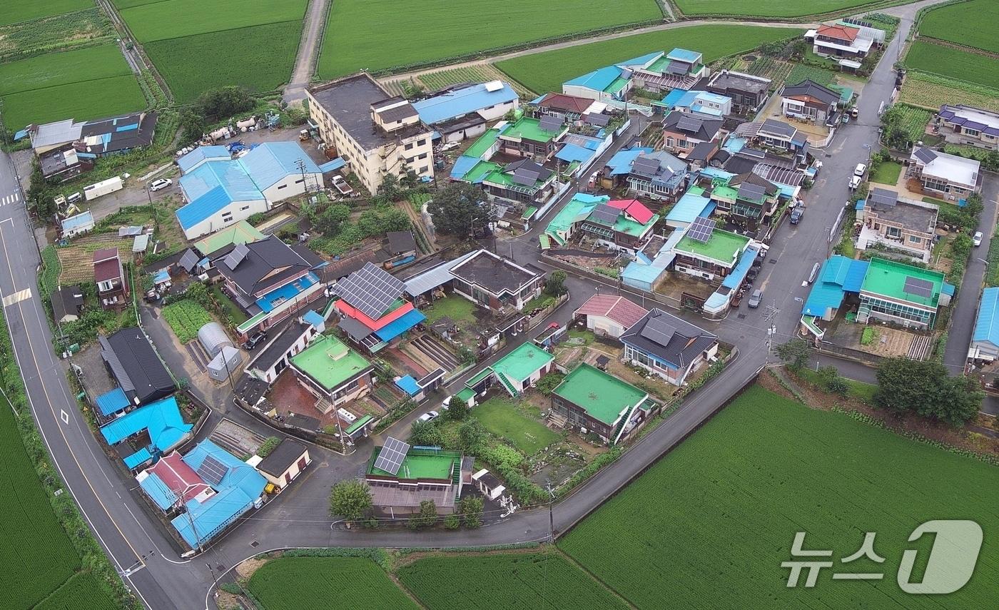 태양광 설비 설치한 충북 진천군 진천읍 하덕마을 모습.&#40;진천군 제공&#41;/뉴스1