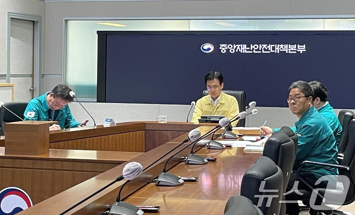 김민재 중앙재난안전대책본부장(행정안전부장관 직무대행)이 17일 서울 종로구 정부서울청사 서울상황센터에서 호우 대처 관계기관 중앙재난안전대책본부 회의를 주재하고 있다. (행정안전부 제공. 재판매 및 DB 금지) 2025.7.17/뉴스1
