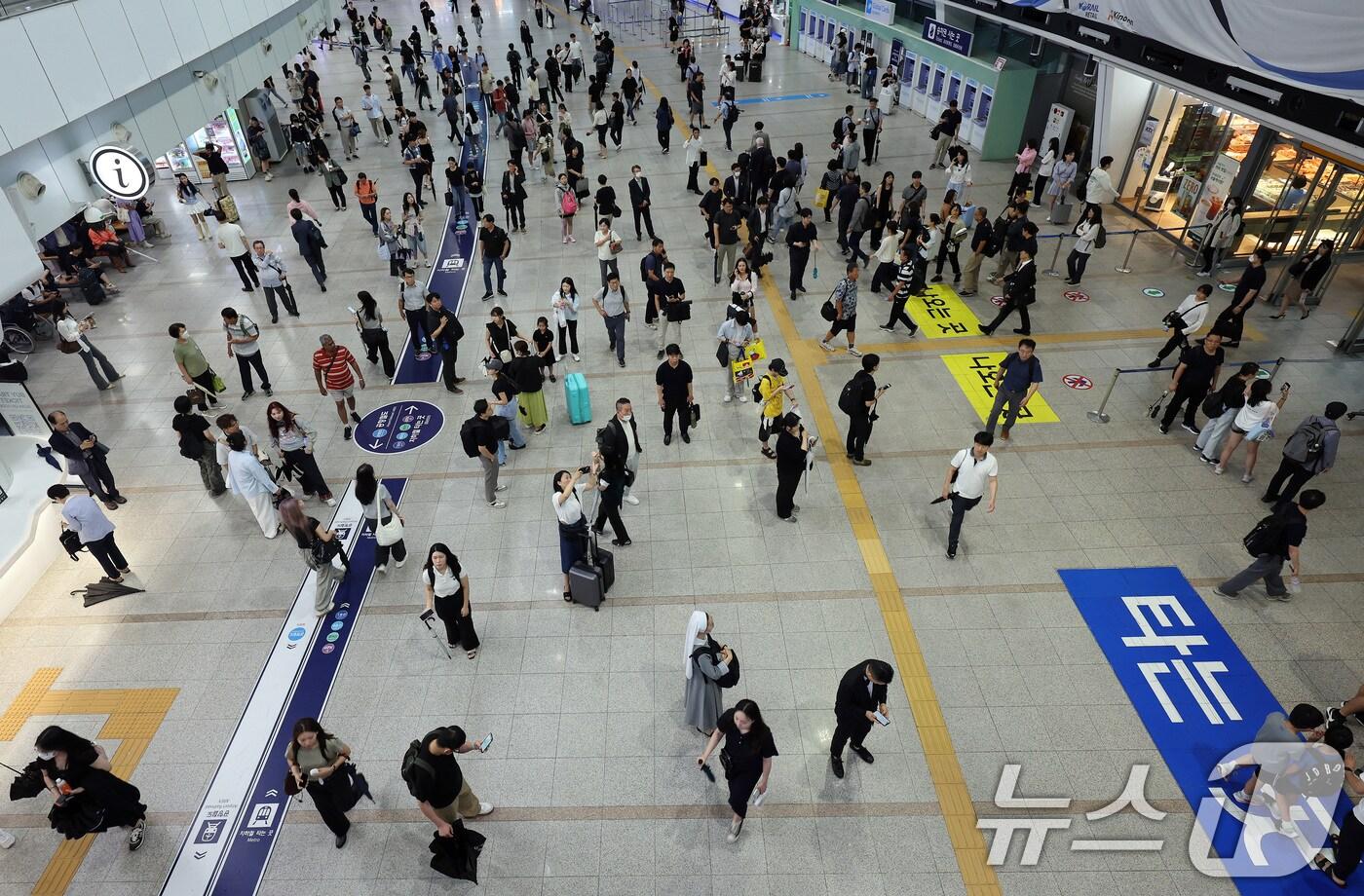 충청지역에 내린 폭우로 열차 운행에 차질을 빚고 있는 17일 서울 중구 서울역 대합실에서 시민들이 열차를 기다리고 있다. 한국철도공사(코레일)은 이날 오전 4시30분부터 경부선 서울역에서 대전역 간 일반 열차의 운행을 일시 중단했다고 밝혔다. 장항선 천안역∼익산역, 서해선 홍성역∼서화성역 일반열차 운행도 멈춘 상태다. 다만 KTX는 정상 운영된다. 2025.7.17/뉴스1 ⓒ News1 이동해 기자