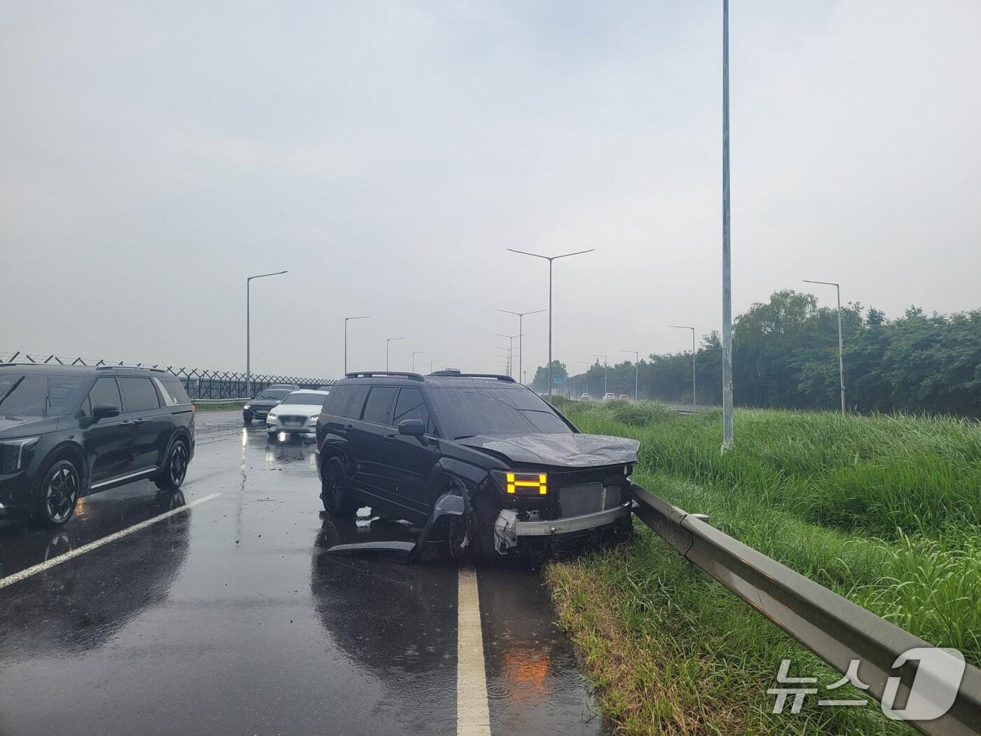 본문 이미지 - 파주 빗길 사고(경기북부경찰청 제공. 재판매 및 DB 금지)/뉴스1