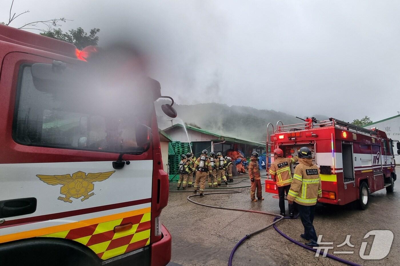 벼락 맞아 불이 난 충주 중앙탑면 물류창고 진화 현장.(충주시 제공. 재판매 및 DB금지)/뉴스1 