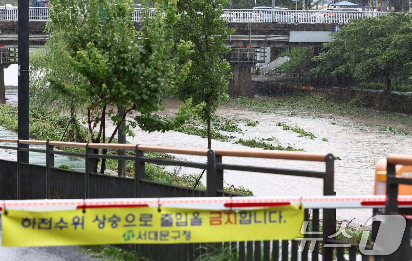 전국에 강한 비가 내리는 17일 오전 서울 서대문구 불광천 일대 하천 출입이 통제되고 있다. 앞서 서울시는 이날 오전 7시 기준 불광천, 홍제천, 청계천, 안양천 등 하천 29곳 출입을 통제한다고 밝혔다. 2025.7.17/뉴스1 ⓒ News1 김민지 기자