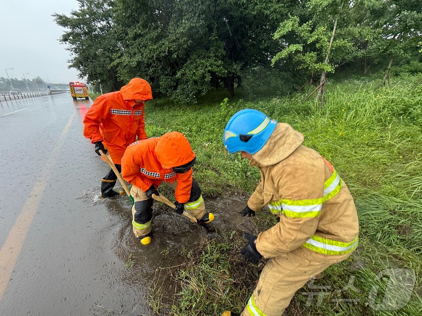 본문 이미지 - 지난16일 오후 전북 전주시 덕진구에서 집중호우로 인해 도로가 침수되어 출동한 소방대원들이 배수작업을 하고 있다. (소방청 제공. 재판매 및 DB 금지) 2025.7.17/뉴스1