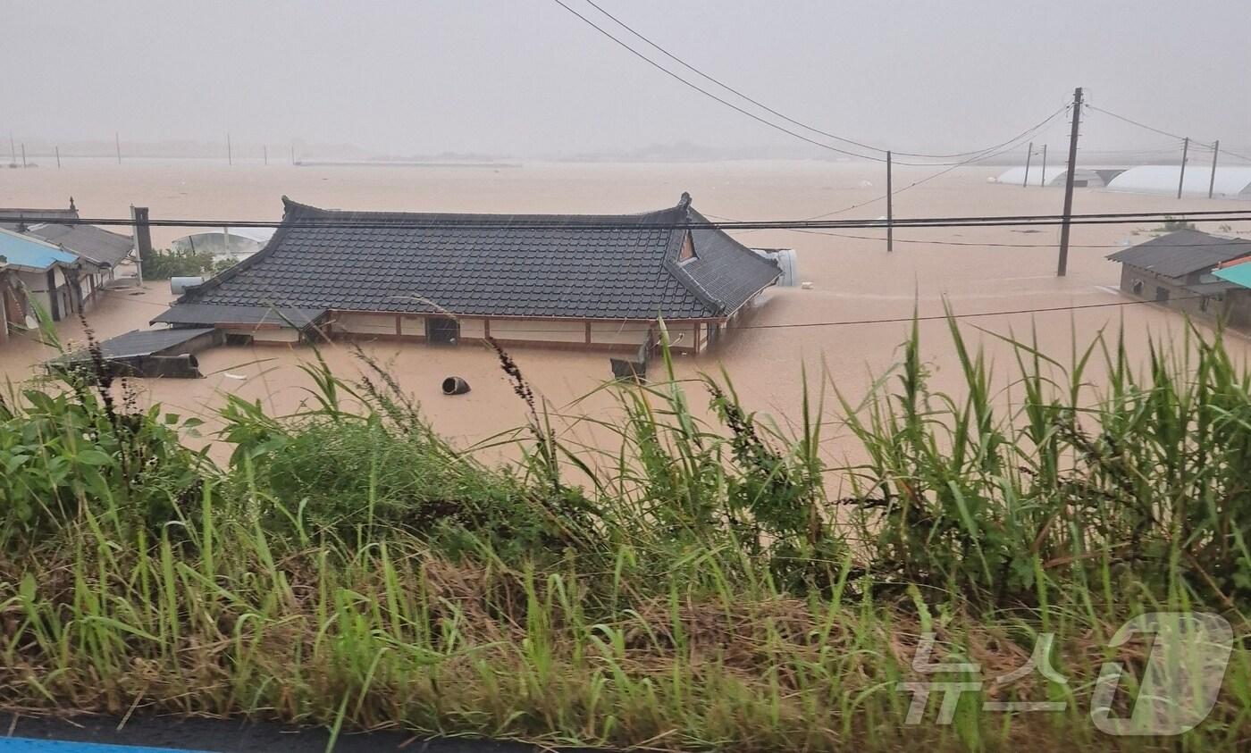 17일 오전 충남 삽교읍 일대 주택이 폭우에 침수돼 있다. (독자제공. 재판매 및 DB금지)2025.7.17/뉴스1 ⓒ News1 이동원 기자