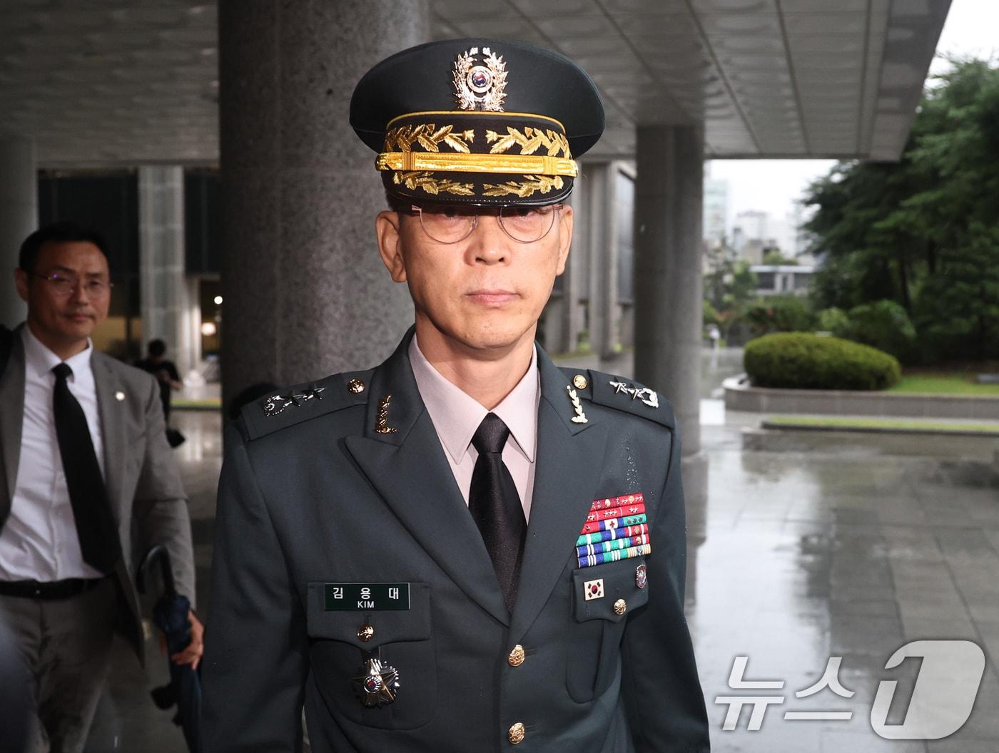 본문 이미지 - 김용대 드론작전사령관이 17일 오전 서울 서초구 서울고등검찰청에 마련된 내란특검 사무실에 무인기 침투 의혹 등 외환 혐의 관련 조사를 받기 위해 출석하고 있다. 2025.7.17/뉴스1 ⓒ News1 구윤성 기자