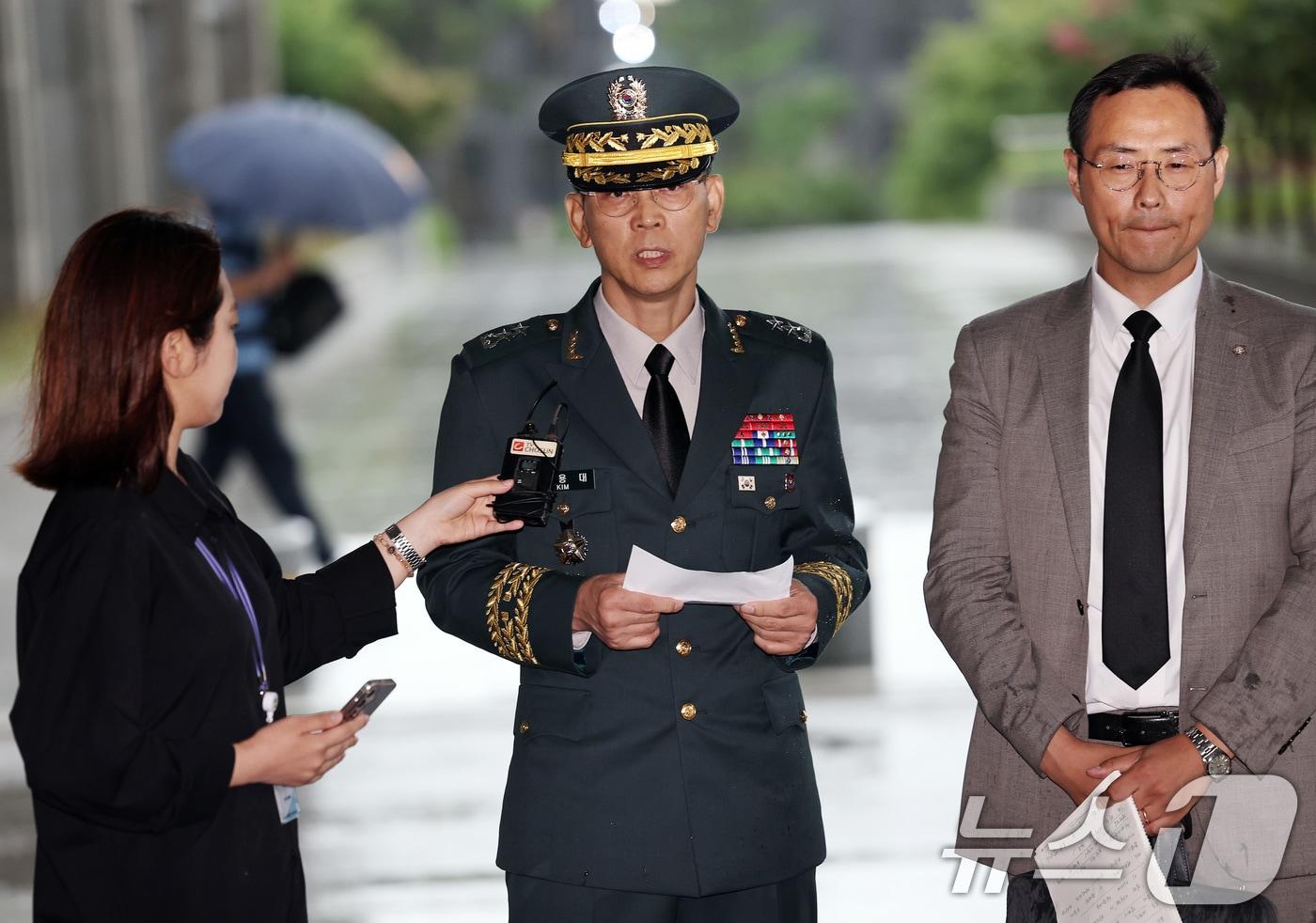 김용대 드론작전사령관이 17일 오전 서울 서초구 서울고등검찰청에 마련된 내란특검 사무실에 무인기 침투 의혹 등 외환 혐의 관련 조사를 받기 위해 출석하며 입장을 밝히고 있다. 2025.7.17/뉴스1 ⓒ News1 구윤성 기자