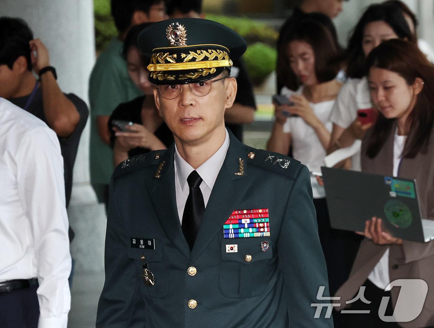 본문 이미지 - 김용대 드론작전사령관이 지난 17일 오전 서울 서초구 서울고등검찰청에 마련된 내란특검 사무실에 무인기 침투 의혹 등 외환 혐의 관련 조사를 받기 위해 출석하고 있다. 2025.7.17/뉴스1 ⓒ News1 구윤성 기자