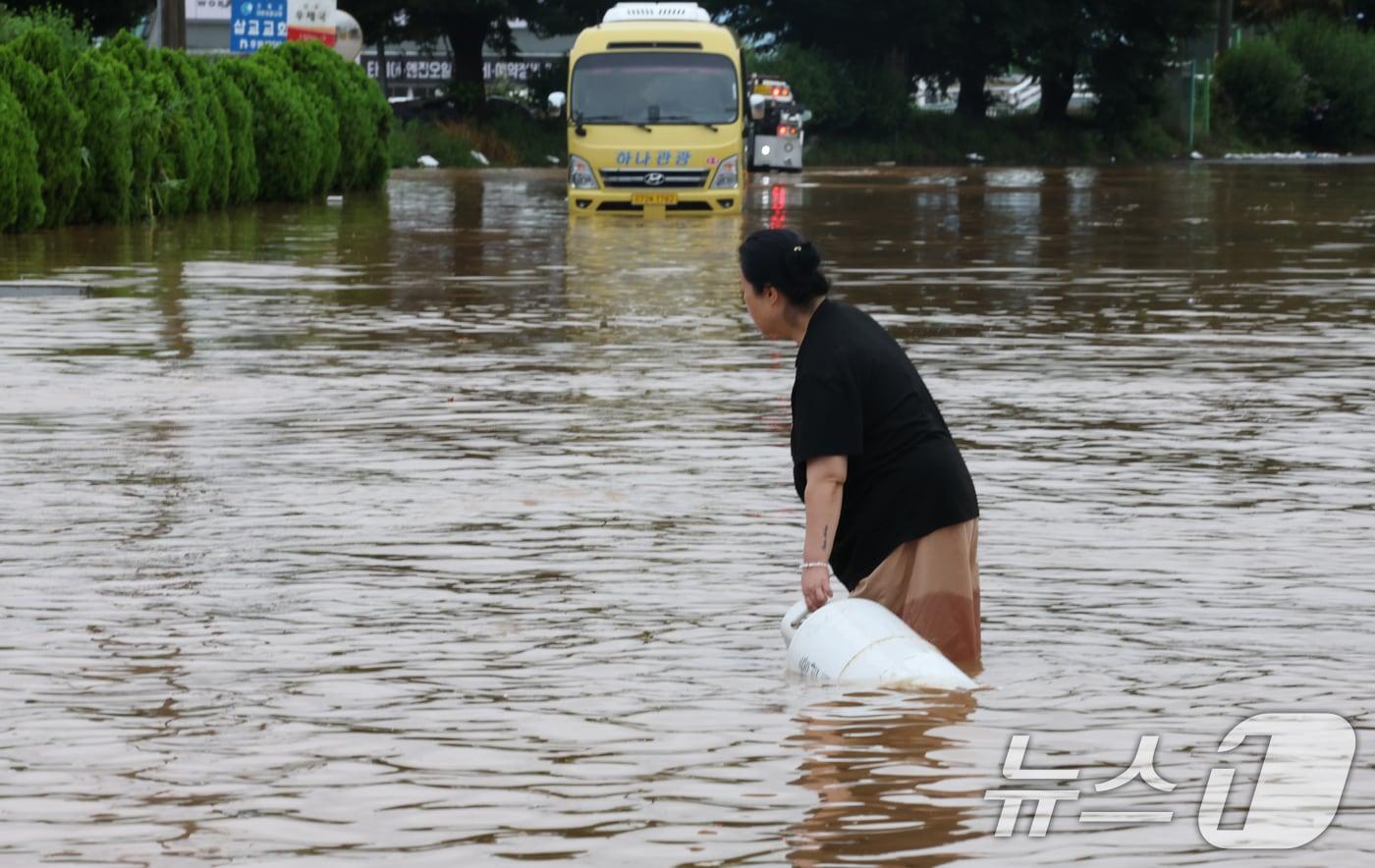 밤 사이 쏟아진 집중폭우로 침수 피해가 발생한 17일 오전 충남 예산군 삽교읍에서 주택가 일부가 침수돼 주민이 떠내려간 가재도구를 옮기고 있다. 2025.7.17/뉴스1 ⓒ News1 김기태 기자