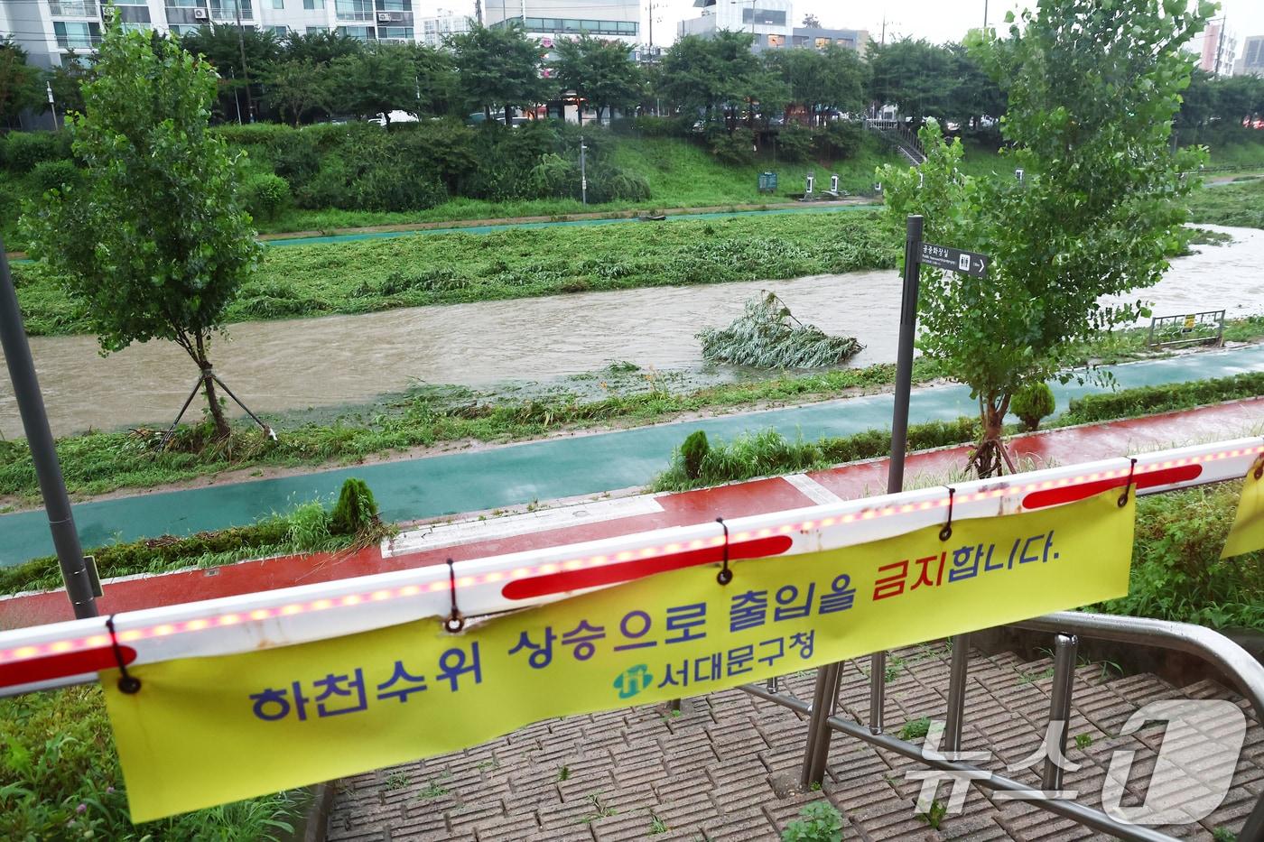 전국에 강한 비가 내리는  지난달 17일 오전 서울 서대문구 불광천 일대 하천 출입이 통제되고 있다. 앞서 서울시는 이날 오전 7시 기준 불광천, 홍제천, 청계천, 안양천 등 하천 29곳 출입을 통제한다고 밝혔다. 2025.7.17/뉴스1 ⓒ News1 김민지 기자
