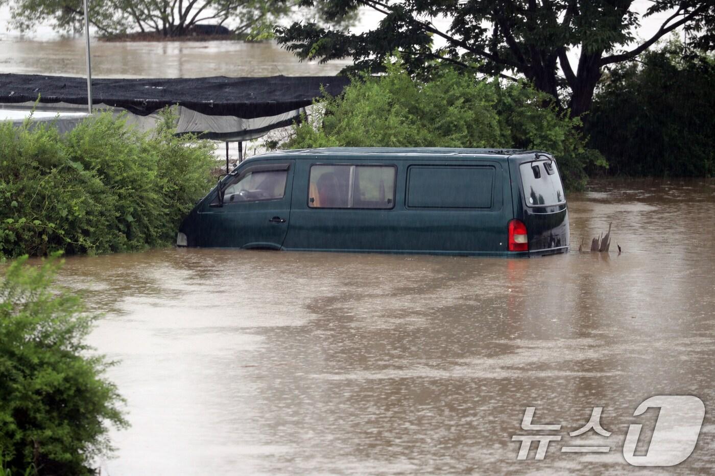 밤 사이 230mm가 넘는 폭우가 쏟아진 17일 충북 청주시 미호강변에 차량 한대가 침수돼 있다. 2025.7.17/뉴스1 ⓒ News1 김용빈 기자