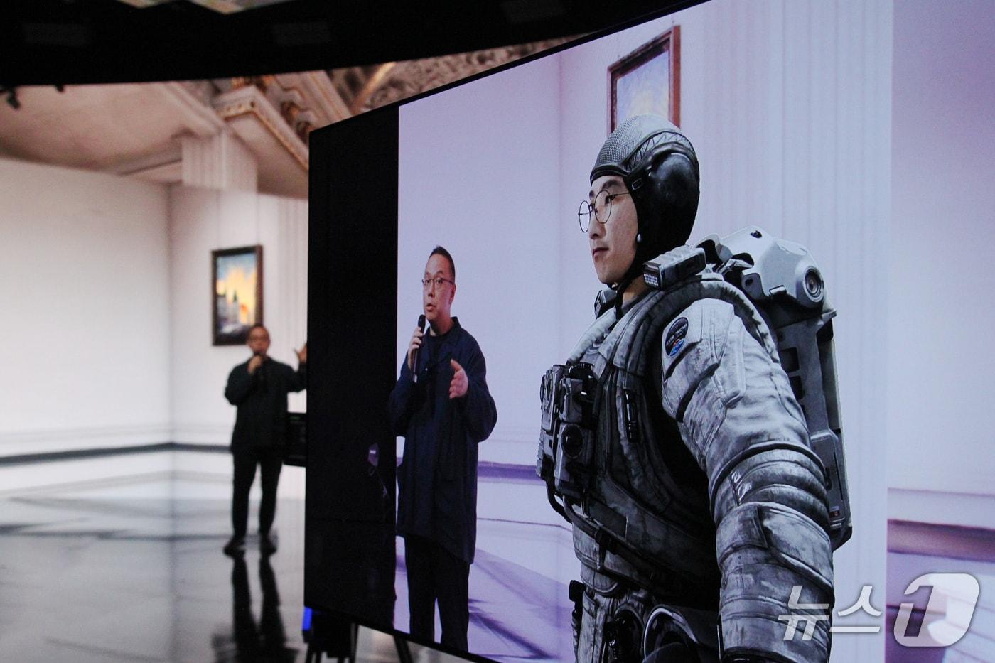 오한기 네이버 리얼타임 엔진 스튜디오 리더가 16일 경기도 성남시 네이버 사옥의 '비전 스테이지'에서 확장현실(XR) 기능을 시연하고 있다.2025.7.16/뉴스1 ⓒ 뉴스1 김민재 기자