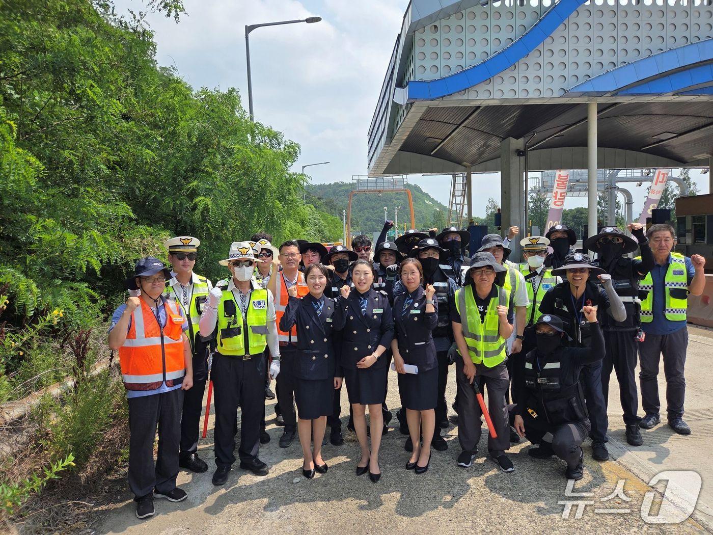 본문 이미지 - 한국교통안전공단 자동차 불법행위 연합단속 모습.&#40;한국교통안전공단 제공&#41;