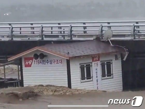 본문 이미지 -  2023년 7월 충주 달천강 단월교에 걸린 조립식 주택 모습.(자료사진)/뉴스1