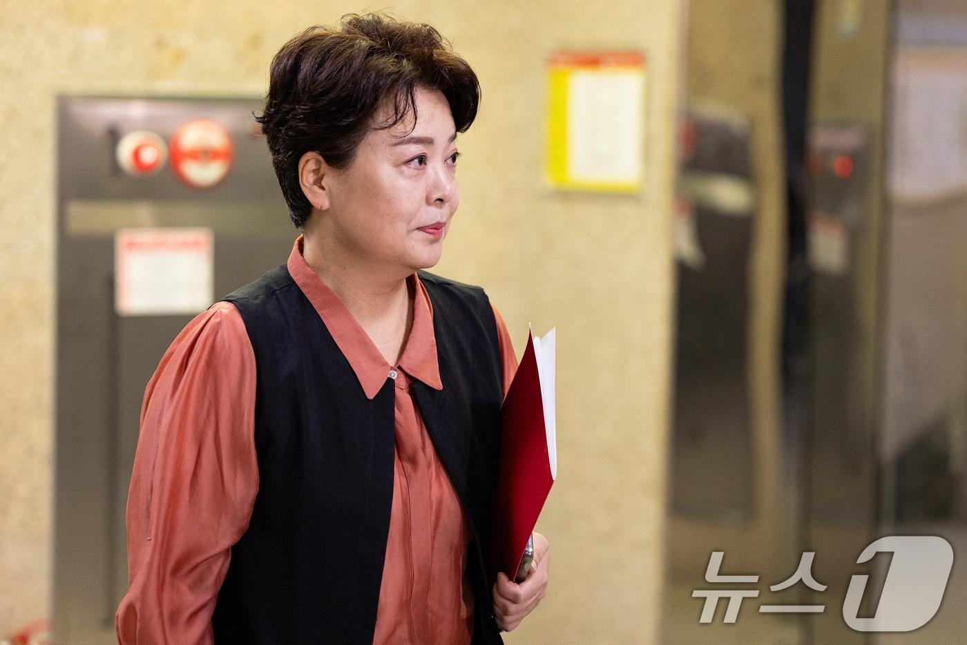 윤희숙 국민의힘 혁신위원장이 17일 서울 여의도 국회에서 열린 비공개 비상대책위원회의에 참석하고 있다. 2025.7.17/뉴스1 ⓒ News1 유승관 기자