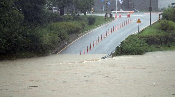 본문 이미지 - 17일 충북 청주시 무심천 하상도로가 빗물에 잠겨있다. 밤사이 청주에는 230mm가 넘는 폭우가 내렸다. 2025.7.17/뉴스1 ⓒ News1 김용빈 기자