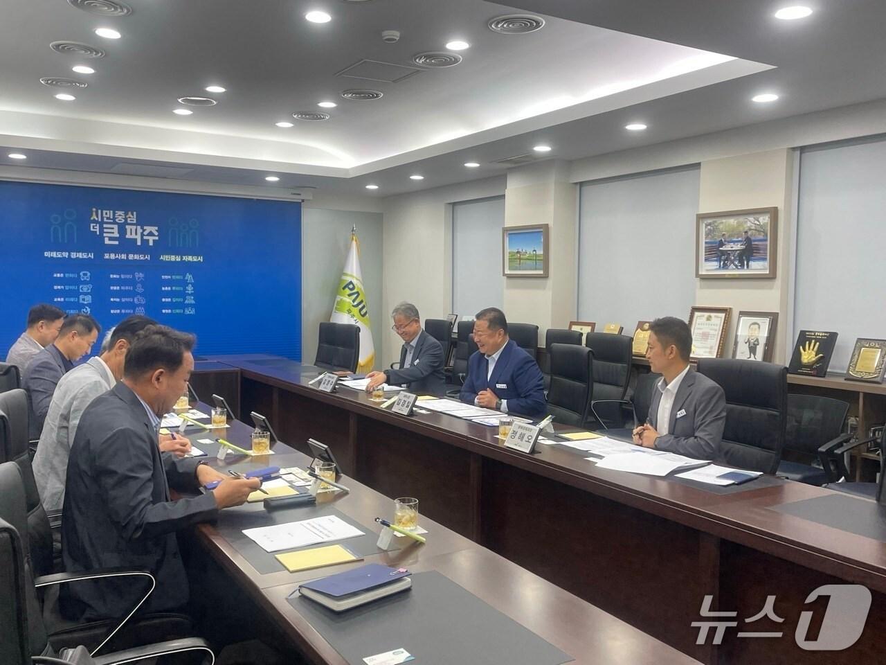 본문 이미지 - 지난 16일 파주시청에서 김경일 파주시장과 국방부 공여지처리TF장이 간담회를 갖고 미군 반환공여지의 주요 현안에 대해 논의했다. &#40;파주시 제공, 재판매 및 DB금지&#41;