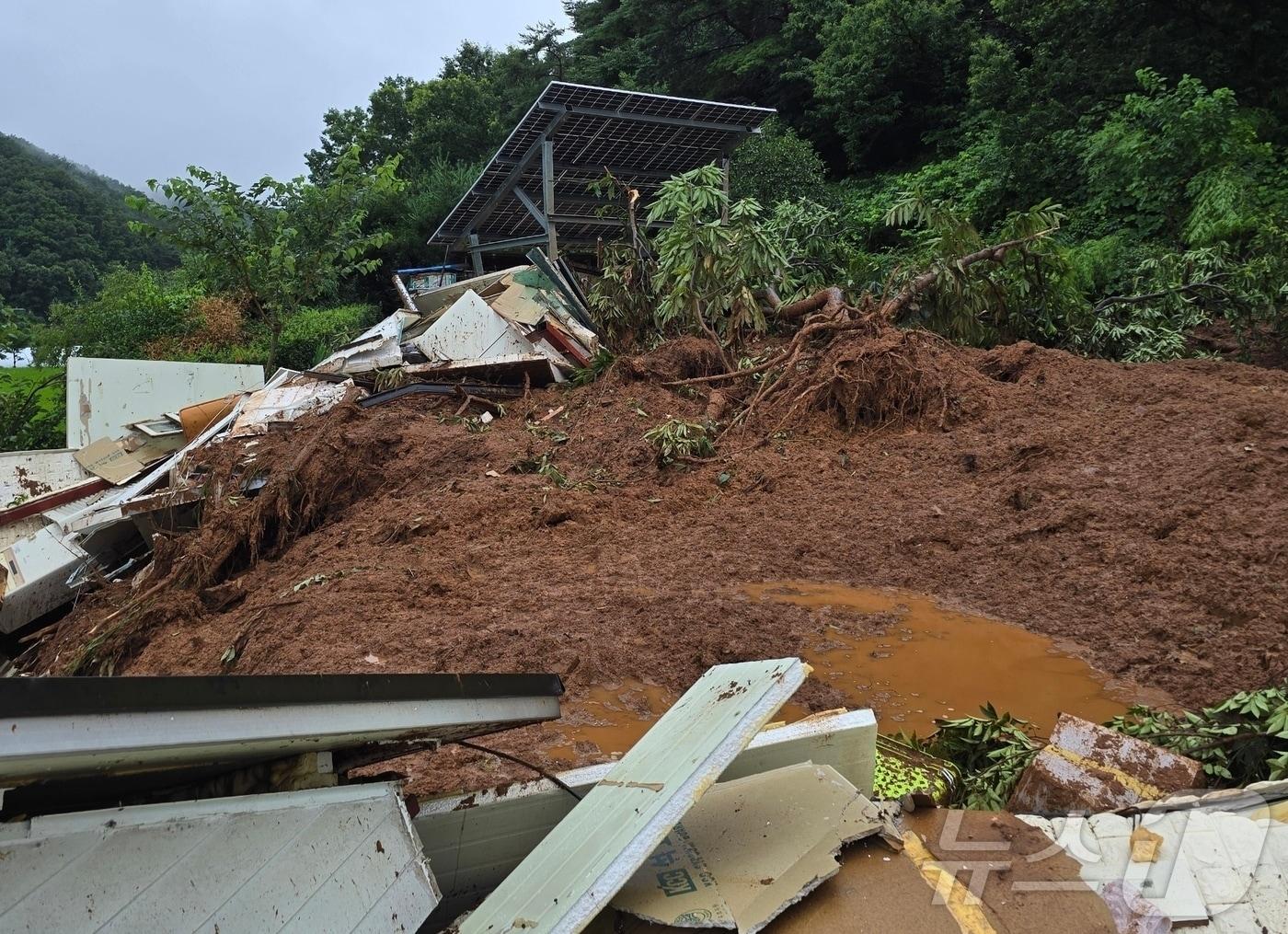 본문 이미지 - 17일 오전 9시34분쯤 청양군 대치면 주정리 산사태 사고 현장. (청양군 제공. 재판매 및 DB금지)2025.7.17/뉴스1
