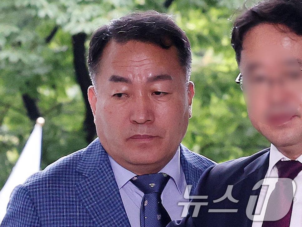 본문 이미지 - 김계환 전 해병대 사령관이 2차 조사를 받기 위해 17일 서울 서초구 해병대원 순직사건 관련 의혹을 수사하는 순직해병특검팀 사무실로 출석하고 있다. 2025.7.17/뉴스1 ⓒ News1 박지혜 기자